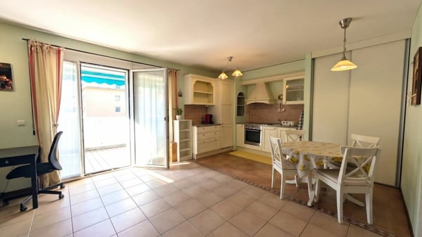 Eleganza urbana con vista sui castelli 2