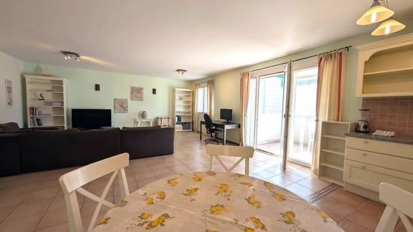Eleganza urbana con vista sui castelli 5