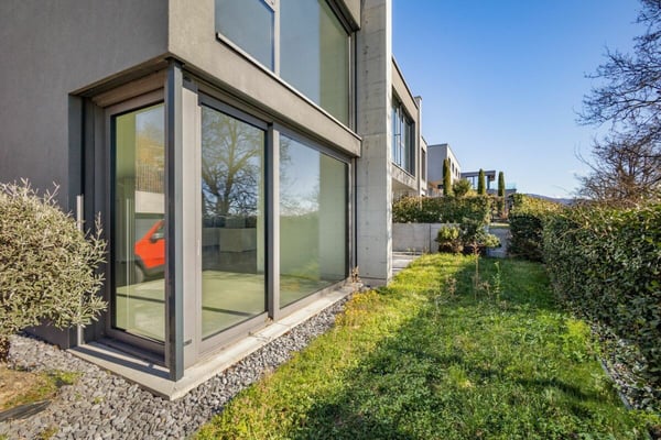 Villa contemporanea con due giardini e vista panoramica 9