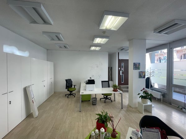 Chiasso - Luminoso Ufficio al Piano Terra con vetrine 1