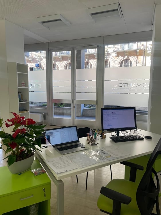 Chiasso - Luminoso Ufficio al Piano Terra con vetrine 2