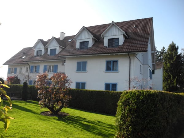 Charmante 4.5-Zimmer-Dachwohnung mit Balkon und traumhafter Aussicht in Obfelden 1