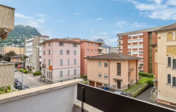 Appartamento di 4.5 locali con due balconcini a pochi passi dal centro di Lugano. 2