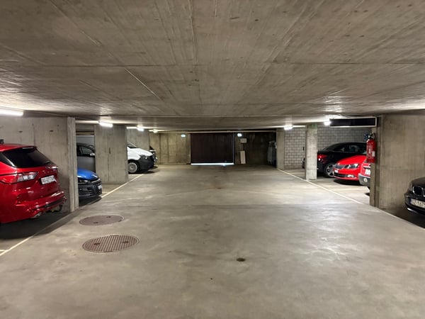 Parkplatz in sauberer Tiefgarage! 1