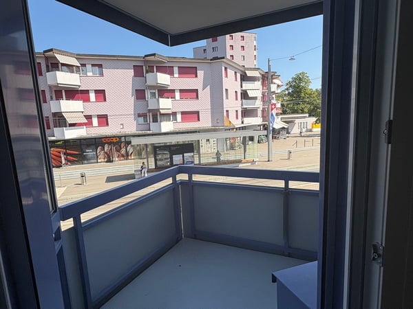 Erstvermietung von mehreren totalsanierten 2.5-Zimmer-Wohnungen an zentraler Lage in Dietikon 7