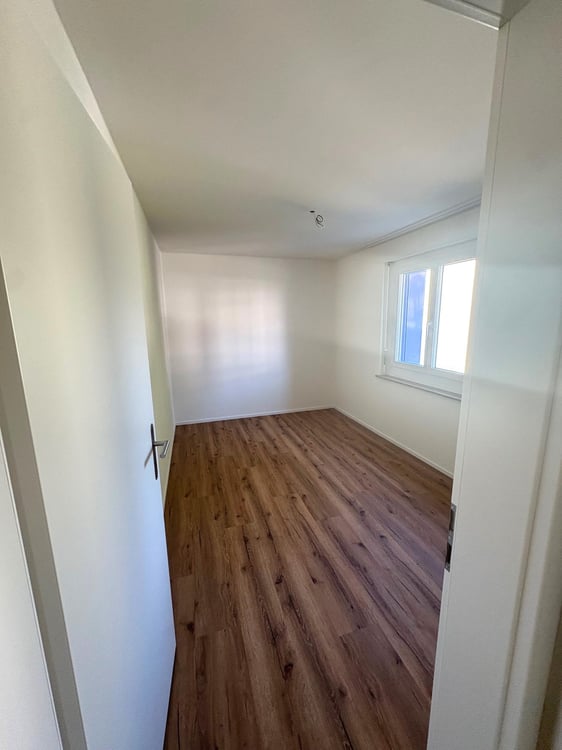 Erstvermietung von mehreren totalsanierten 2.5-Zimmer-Wohnungen an zentraler Lage in Dietikon 4