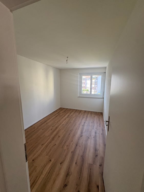 Erstvermietung von mehreren totalsanierten 2.5-Zimmer-Wohnungen an zentraler Lage in Dietikon 3