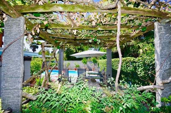 Villa con piscina e giardino in vendita a Magliaso 3