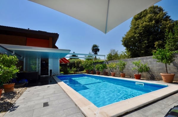 Villa con piscina e giardino in vendita a Magliaso 1