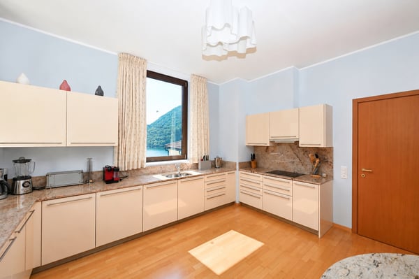 Elegante Attico Direttamente sulle Rive del Lago di Lugano 12
