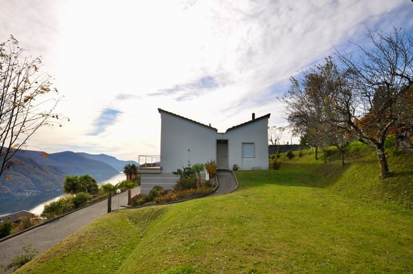Villa Bifamiliare con Vista Panoramica a 180 su Lago e sui Monti 4