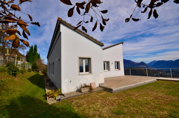 Villa Bifamiliare con Vista Panoramica a 180 su Lago e sui Monti 7