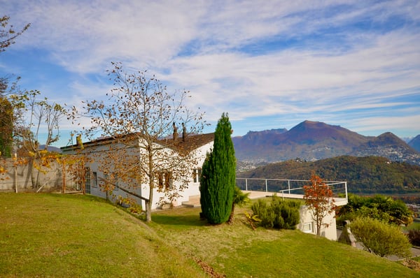 Villa Bifamiliare con Vista Panoramica a 180 su Lago e sui Monti 6
