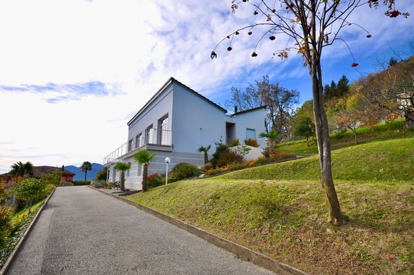 Villa Bifamiliare con Vista Panoramica a 180 su Lago e sui Monti 2