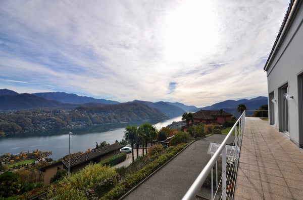 Villa Bifamiliare con Vista Panoramica a 180 su Lago e sui Monti