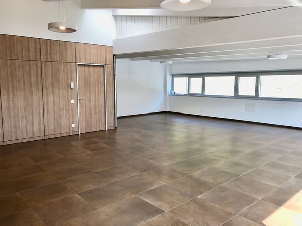 Spazio Commerciale di 338 mq con 3 uffici in Zona Comoda a Castione 8