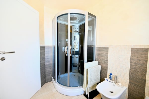 Villa Moderna con Piscina Riscaldata ad Agra - Collina d'Oro 13