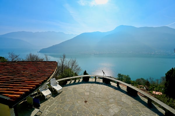 2 Ville Gemelle in Stile Rustico con Vista Lago e Piscina 3