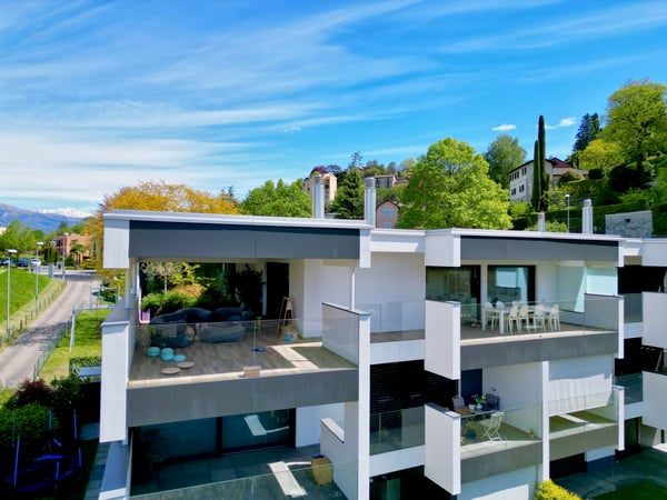 Moderno Attico: Terrazza Panoramica e Finiture di Pregio 3