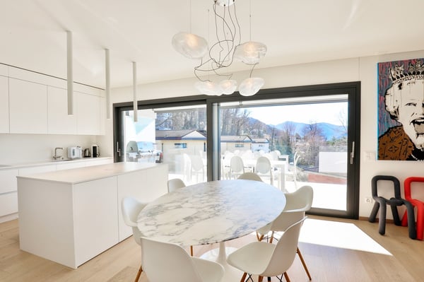 Moderno Attico: Terrazza Panoramica e Finiture di Pregio 12