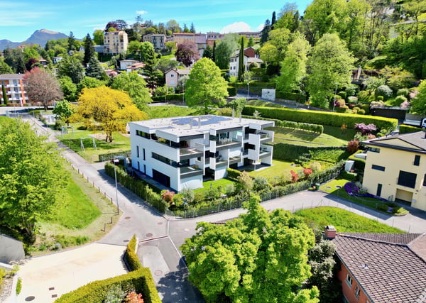 Moderno Attico: Terrazza Panoramica e Finiture di Pregio