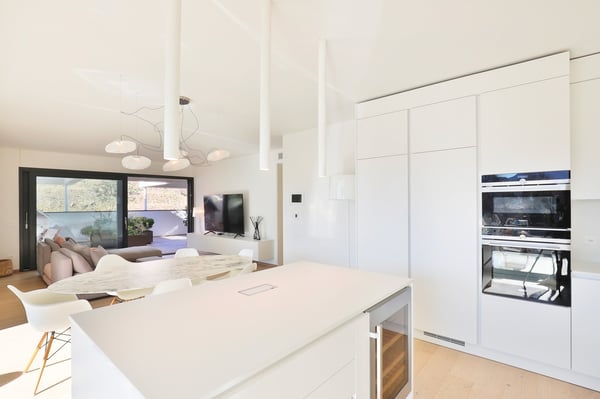 Moderno Attico: Terrazza Panoramica e Finiture di Pregio 13