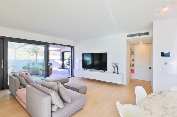 Moderno Attico: Terrazza Panoramica e Finiture di Pregio 10