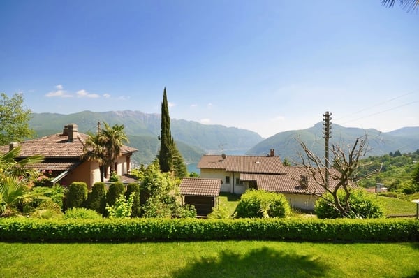 Splendida Villa Familiare Immersa nel Verde a Carona 4