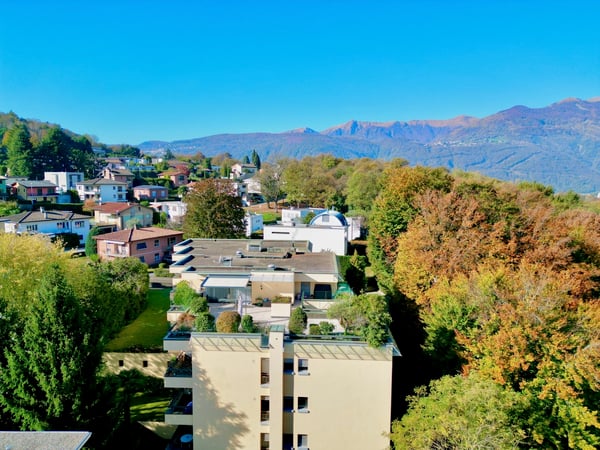Attico con Grande Terrazza e Vista sulle Montagne Circostanti