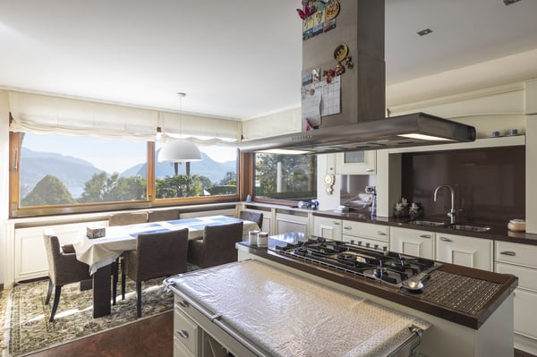 Villa di Lusso a Lugano in Vendita - Vista Lago, Giardino e Piscina 12