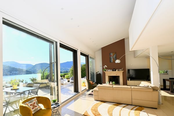 Elegante Attico Duplex con Vista Spettacolare sul Lago di Lugano