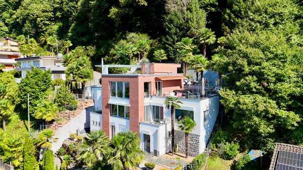 Luminosa Villa con Giardino, Piscina e Vista sul Lago di Lugano 2