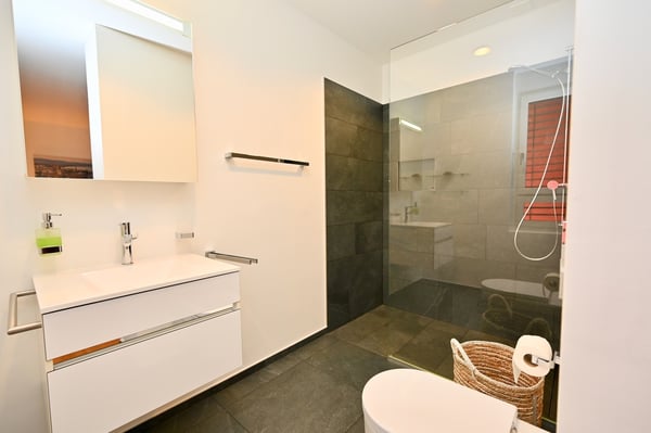 Moderne 3.5-Zimmer-Duplex mit Zweitwohnsitzstatus und privatem Garten 13