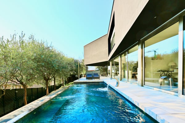 Architettura d'Autore e Comfort Totale: Prestigiosa Villa con Piscina 1