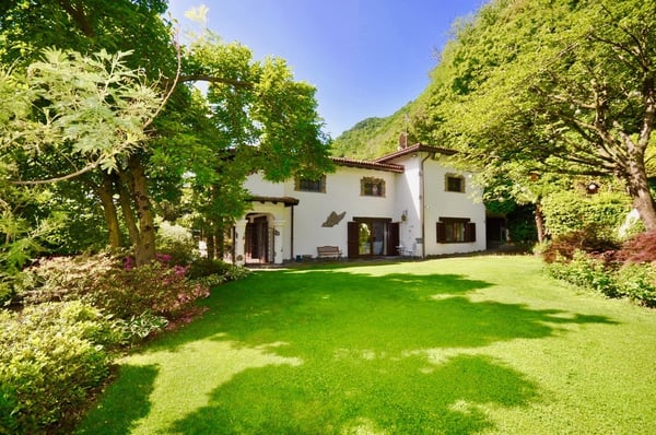 Villa in Stile Ticinese Immersa nel Verde con Privacy e Vista Lago 5