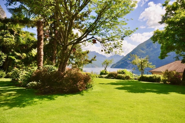 Villa in Stile Ticinese Immersa nel Verde con Privacy e Vista Lago 6
