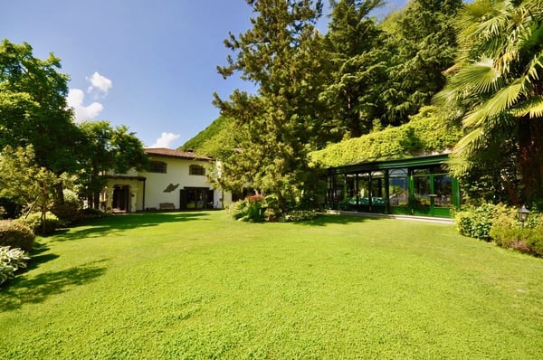 Villa in Stile Ticinese Immersa nel Verde con Privacy e Vista Lago 4
