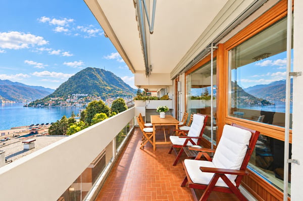 Elegante Appartamento con Vista Lago Mozzafiato a Lugano 1