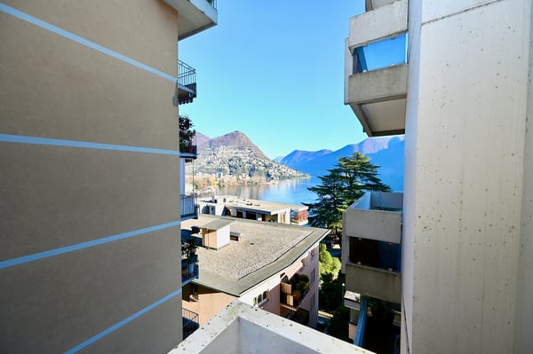 Elegante Appartamento con Vista Lago Mozzafiato a Lugano 11