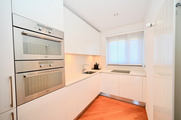 Elegante Appartamento con Vista Lago Mozzafiato a Lugano 8