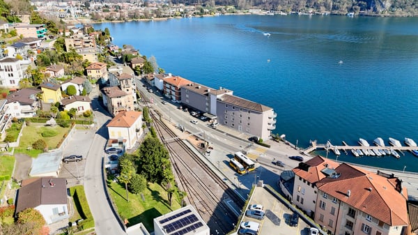 Prestigiosa Villa Borghese dell'Ottocento con Vista Lago a Ponte Tresa 2