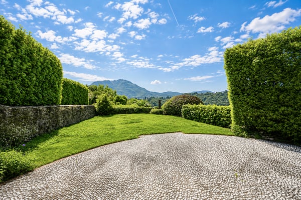 Elegante Villa di Charme con Giardino e Vista Lago 7