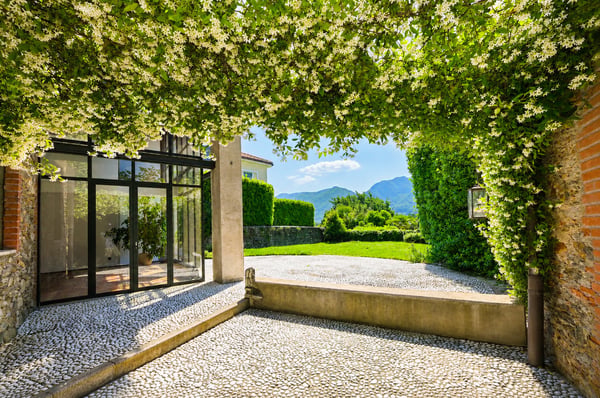 Elegante Villa di Charme con Giardino e Vista Lago 4