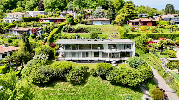 Elegante Villa Moderna Immersa nel Verde con Vista Panoramica sul Lago di Lugano 2
