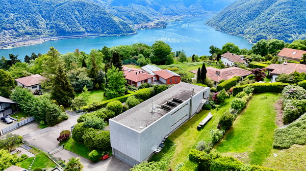 Elegante Villa Moderna Immersa nel Verde con Vista Panoramica sul Lago di Lugano 4