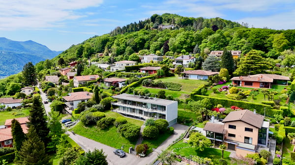 Elegante Villa Moderna Immersa nel Verde con Vista Panoramica sul Lago di Lugano 1