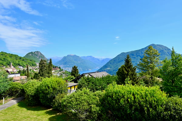 Elegante Villa Moderna Immersa nel Verde con Vista Panoramica sul Lago di Lugano 11