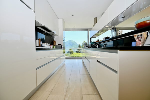 Elegante Villa Moderna Immersa nel Verde con Vista Panoramica sul Lago di Lugano 9