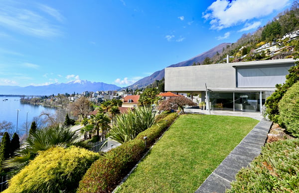 Esclusivo Duplex sul Lago Maggiore: Lusso, Eleganza e Charme 1