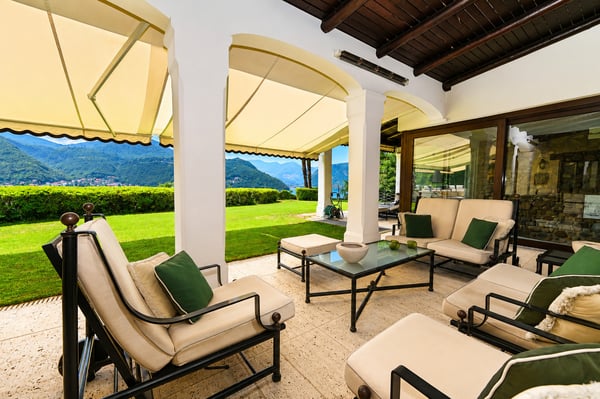 Villa di Lusso con Piscina e Vista Mozzafiato sul Lago di Lugo 5